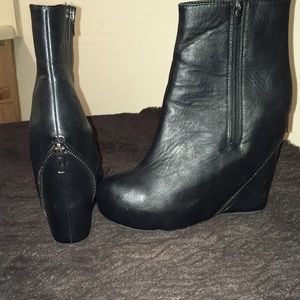 Black wedge boot